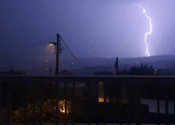 Así capturaron los vigueses la espectacular tormenta que cayó sobre la ciudad