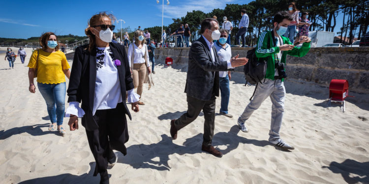 Caballero admite que no se multará por fumar en las playas pero declarará Samil libre de humo