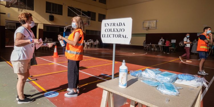 A xornada electoral en Galicia comeza sen incidentes e con máis participación que en 2016