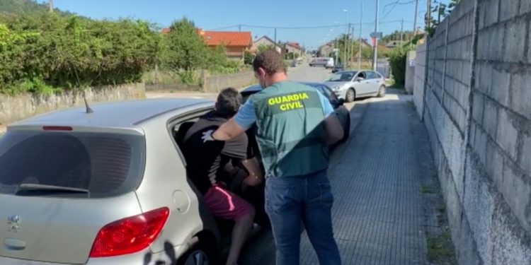 La Guardia Civil detiene en Vigo a un presunto proxeneta acusado de lesiones, robo con violencia y amenazas