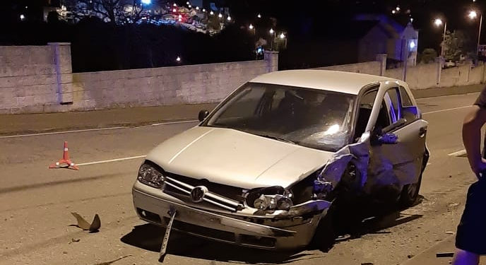 Un vehículo se lleva por delante dos coches aparcados en Vigo