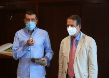 Alejandro Gómez recibe a medalla como Vigués Distinguido do ano 2020