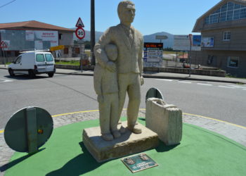 A escultura da emigración xa loce en Mos cumprindo unha promesa aos emigrantes en Bos Aires