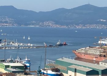 «Icon», megayate exclusivo de alquiler, regresa al agua en la Ría de Vigo tras un «full refit» en Meira