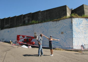 Lula Goce comeza a pintar en Panxón o maior mural do Val Miñor