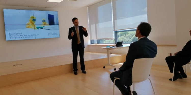 Pedro Duque conoce en O Porriño los avances de los proyectos para la vacuna contra el Covid-19