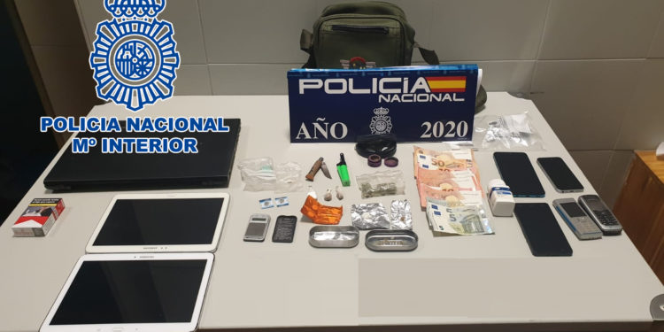 Detienen en Redondela a un conductor con droga escondida dentro del salpicadero del coche