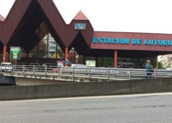 Sanidade confina a 13 pasajeros que iban en el bus del paciente ingresado en la UCI del Álvaro Cunqueiro