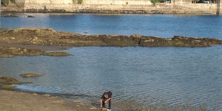 Sorprenden tres días seguidos en Bouzas a un furtivo extrayendo almeja de forma ilegal