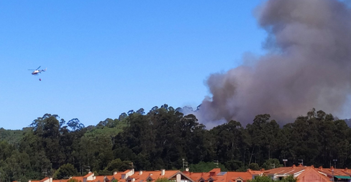Controlado en Gondomar un incendio forestal próximo a viviendas