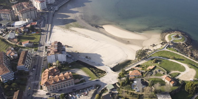 Un niño resulta herido después de lanzarse al mar en Baiona