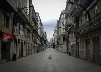 Muere una mujer en Vigo tras precipitarse desde un piso de la calle Príncipe