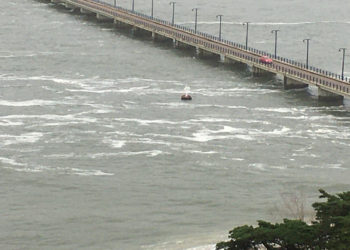 Trasladan al hospital a una joven tras chocar contra el puente de Toralla con una moto de agua