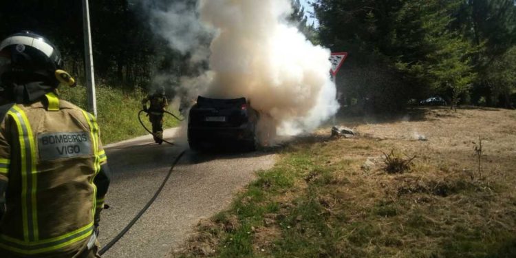 Los bomberos de Vigo evitan un incendio forestal al arder un coche en el Monte Vixiador