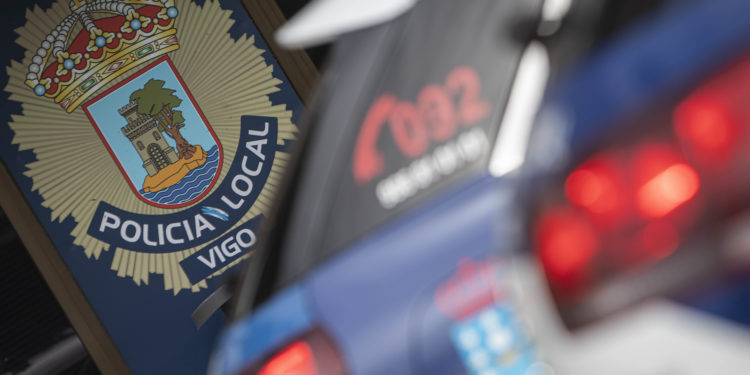 Un vigués con una orden de alejamiento aporrea la puerta de su expareja y dice a la policía que sólo quería “disculparse”