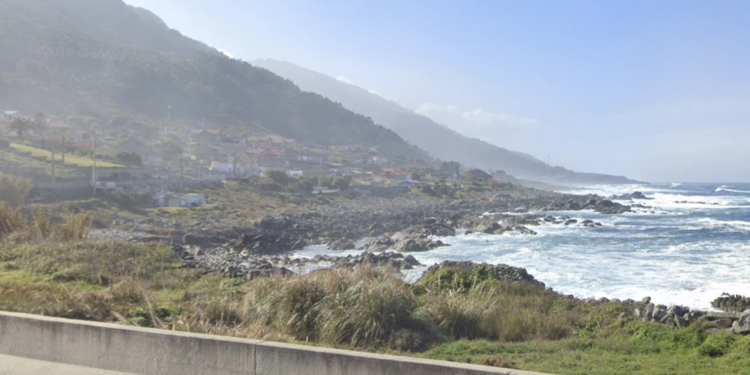 Rescatada una mujer en Oia tras resbalar entre las rocas