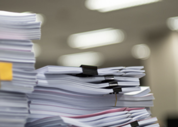 Aparecen tirados en una calle de Vigo documentos y actas oficiales de inspecciones