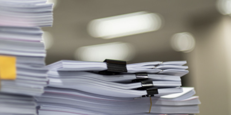 Aparecen tirados en una calle de Vigo documentos y actas oficiales de inspecciones