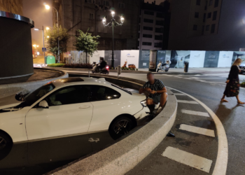 El vídeo de un transeúnte revela cómo acabó el BMW en la ciberfuente de Rosalía de Castro