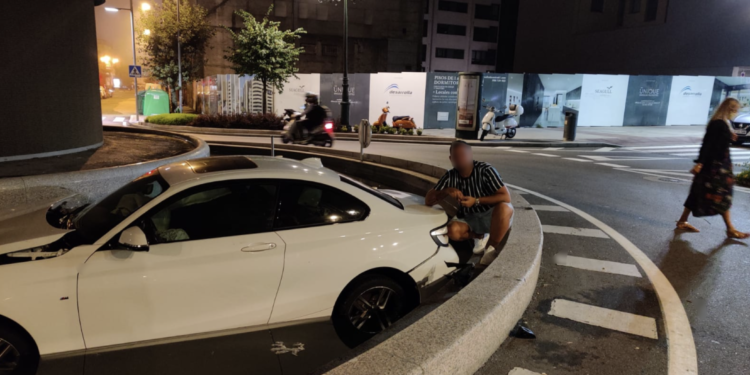 El vídeo de un transeúnte revela cómo acabó el BMW en la ciberfuente de Rosalía de Castro