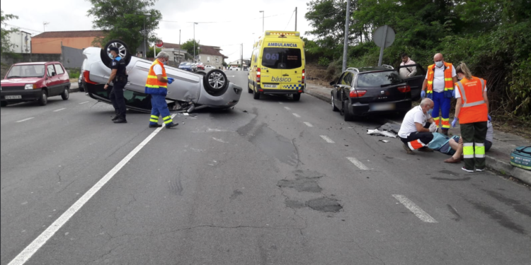 Un herido en Tui al volcar su vehículo tras colisionar contra otro aparcado