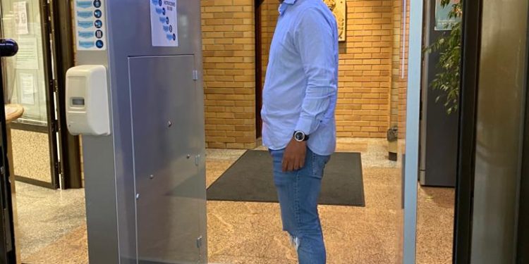 O Porriño pon a proba unha cabina anticovid ideada por unha empresa local