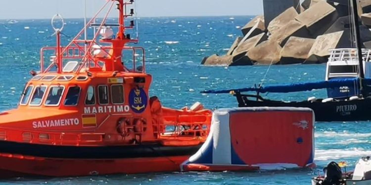 Recuperado en la costa de A Guarda un gran hinchable procedente de Praia América