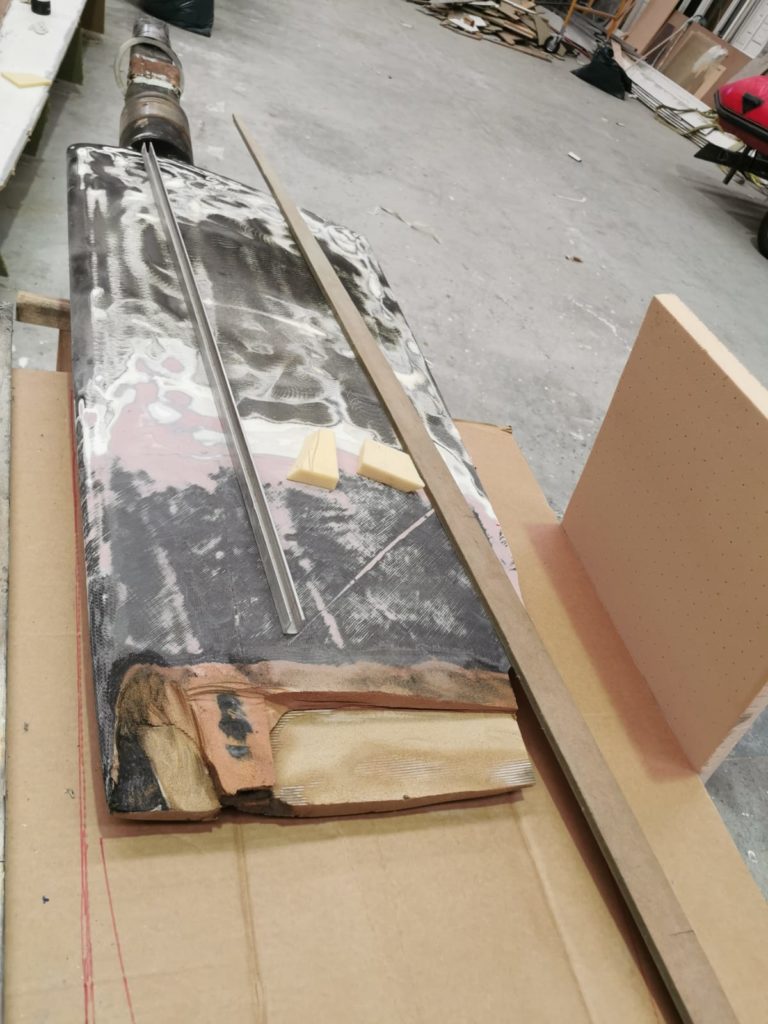 Así quedó el timón del barco tras los fuertes golpes de los cetáceos.