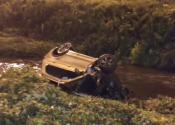 Un vehículo acaba en el río Lagares y su conductor, que dio positivo, resulta ileso