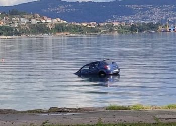 La marea coge desprevenidos a tres coches en Moaña
