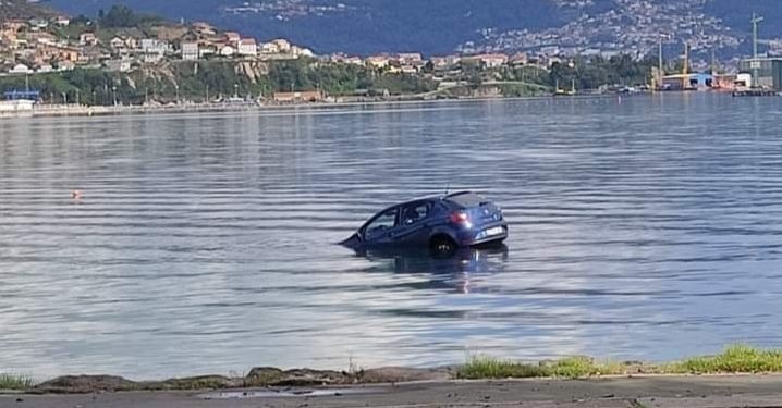 La marea coge desprevenidos a tres coches en Moaña
