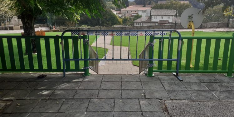 Actos vandálicos obrigan a precintar e valar un parque infantil de Tui