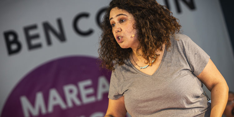 A escritora e concelleira viguesa Oriana Méndez gaña o Premio de Poesía Afundación