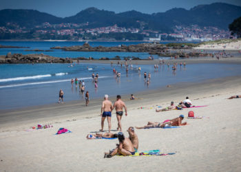 Los socorristas de Samil rescatan a dos turistas que no podían volver a la orilla