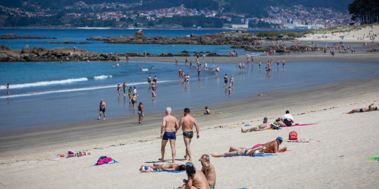 Los socorristas de Samil rescatan a dos turistas que no podían volver a la orilla