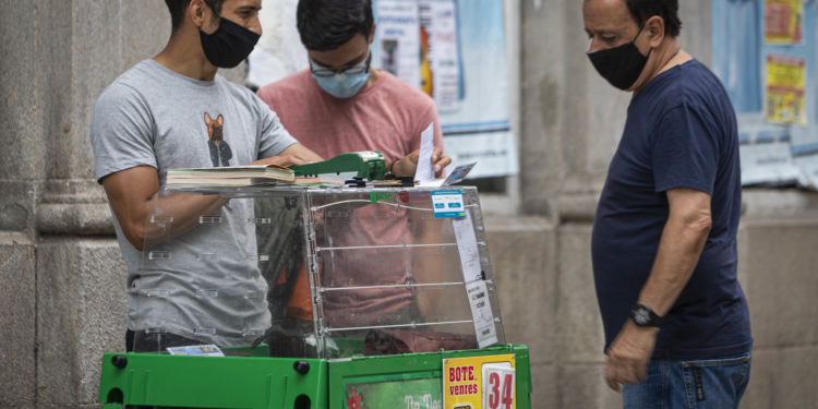 Tres nuevos hospitalizados por Covid-19 en el área de Vigo, que pese a todo reduce sus contagios