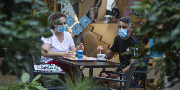 El área sanitaria de Vigo alcanza los 253 pacientes activos tras registrar 21 nuevos contagios