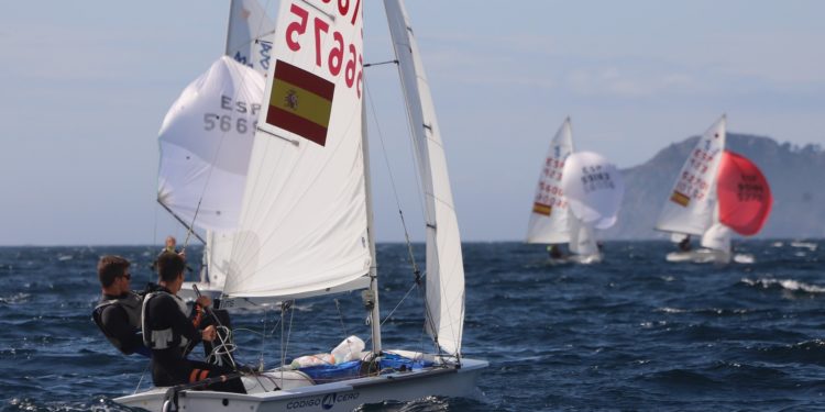 Los campeones de España de 420 mandan en la Ría de Vigo