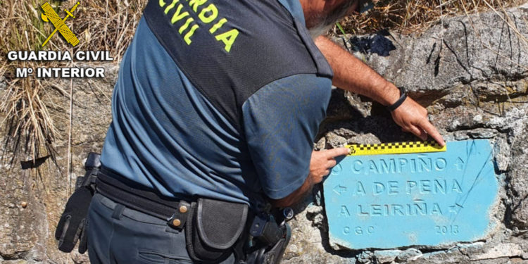 Un septuagenario, identificado por pintadas en placas de topónimos en Chandebrito