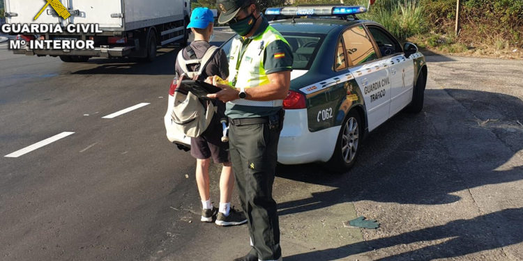 La Guardia Civil denuncia a un joven que caminaba por la autovía A-55 sin chaleco y con auriculares