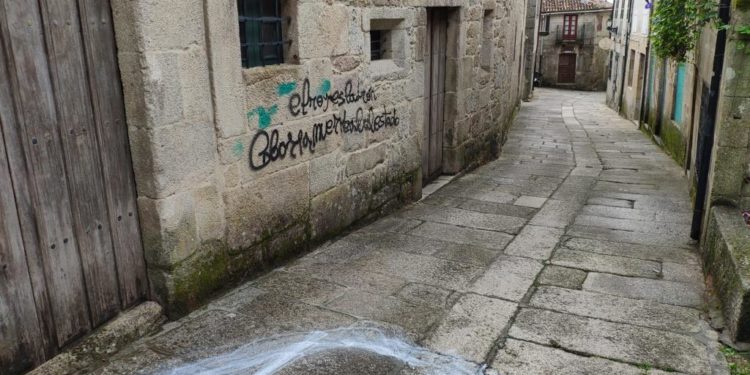 Enchen de pintadas o conxunto histórico de Tui