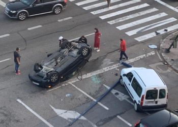 Aparatoso accidente en la Gran Vía de Vigo con un vehículo volcado y su ocupante atrapado