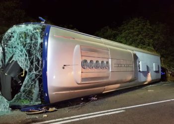 Un autobús con trabajadores de PSA vuelca en Mougás tras chocar con un caballo