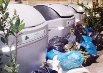 Baiona sanciona a veciños «pouco cívícos» que tiran o lixo fora do contedor por medo a contaxios