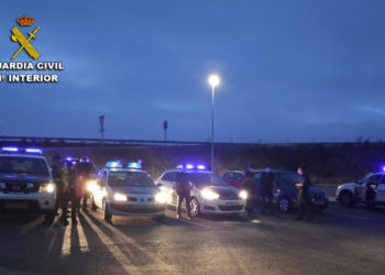 La Guardia Civil interviene en un botellón en una playa de Cangas, donde se incumplían las medidas sanitarias