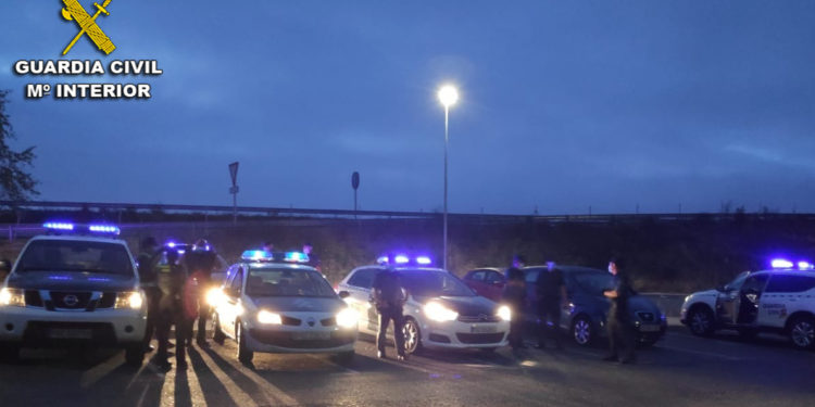 La Guardia Civil interviene en un botellón en una playa de Cangas, donde se incumplían las medidas sanitarias