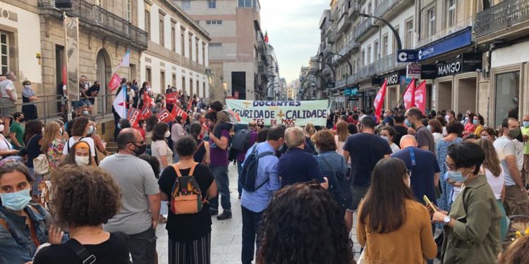 Profesores se concentran en Vigo para reclamar más seguridad y recursos