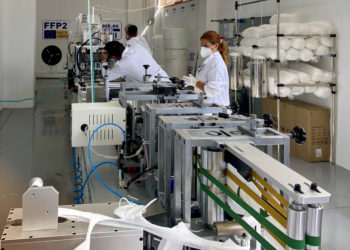 La primera fábrica gallega de mascarillas EPI arranca en Vigo produciendo 1,5 millones de unidades al mes