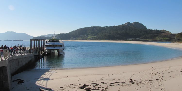 La Policía Local expulsa a tres jóvenes de las islas Cíes