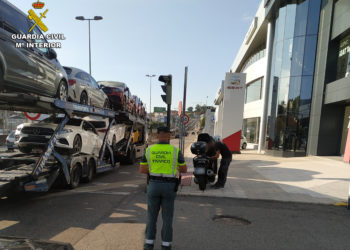 Multan en Vigo a un motorista que usaba el teléfono móvil mientras conducía por la autovía